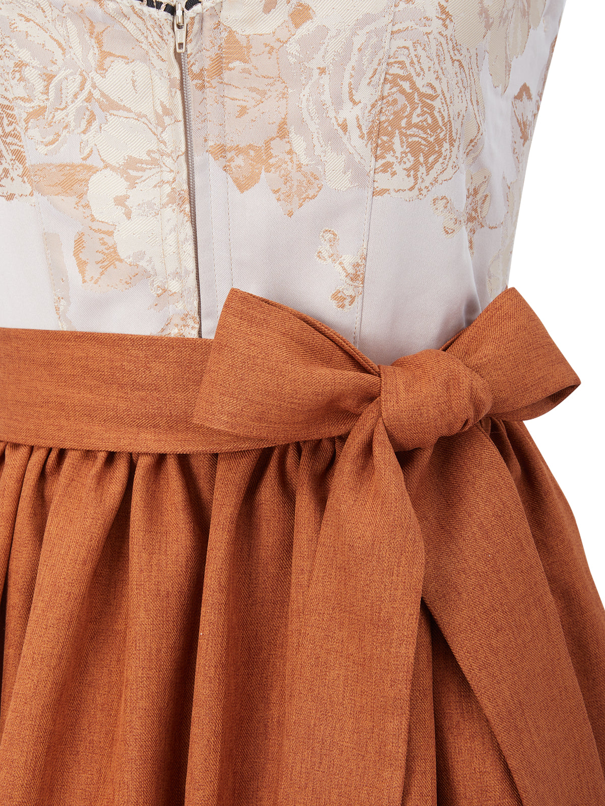 Braun mit Herz-Ausschnittund Elegant Dirndl