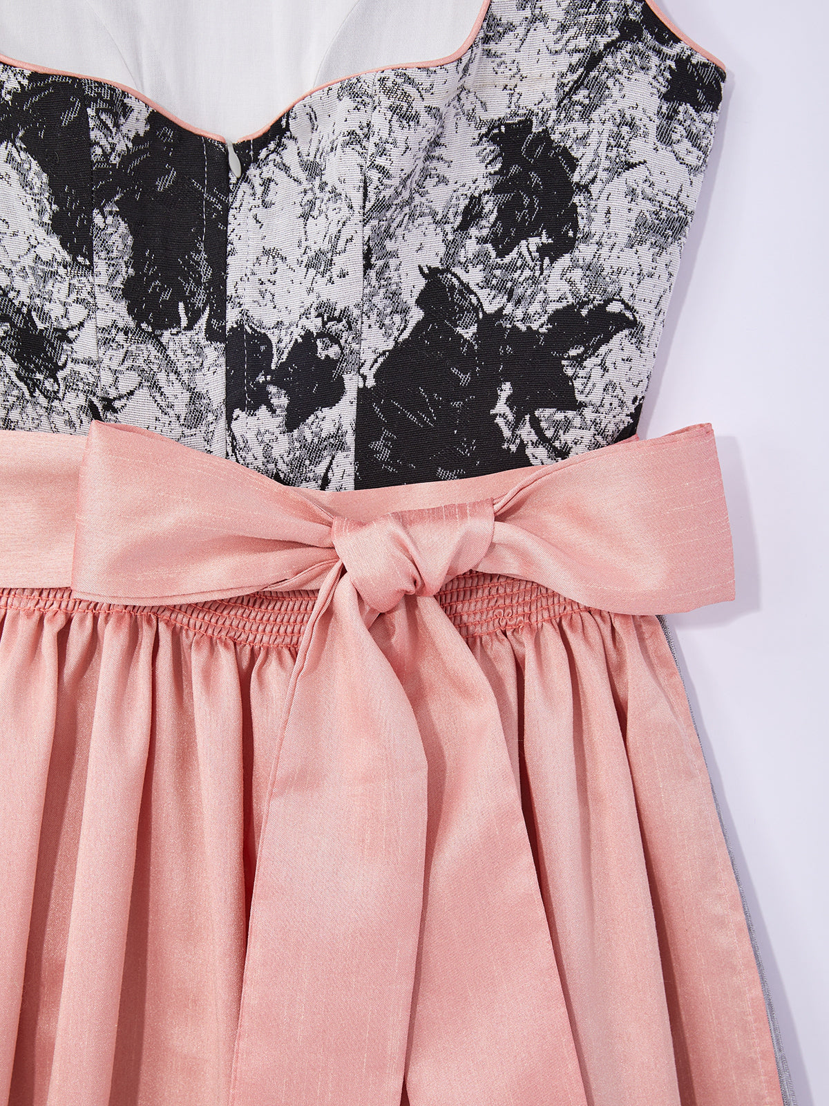 Schwarz mit Herz-Ausschnittund Traditionell Dirndl