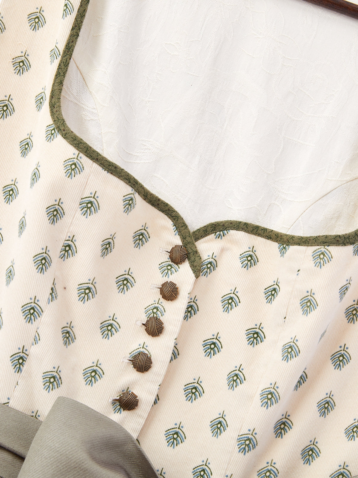 Gelb mit Herz-Ausschnitt und Charaktervoll Dirndl