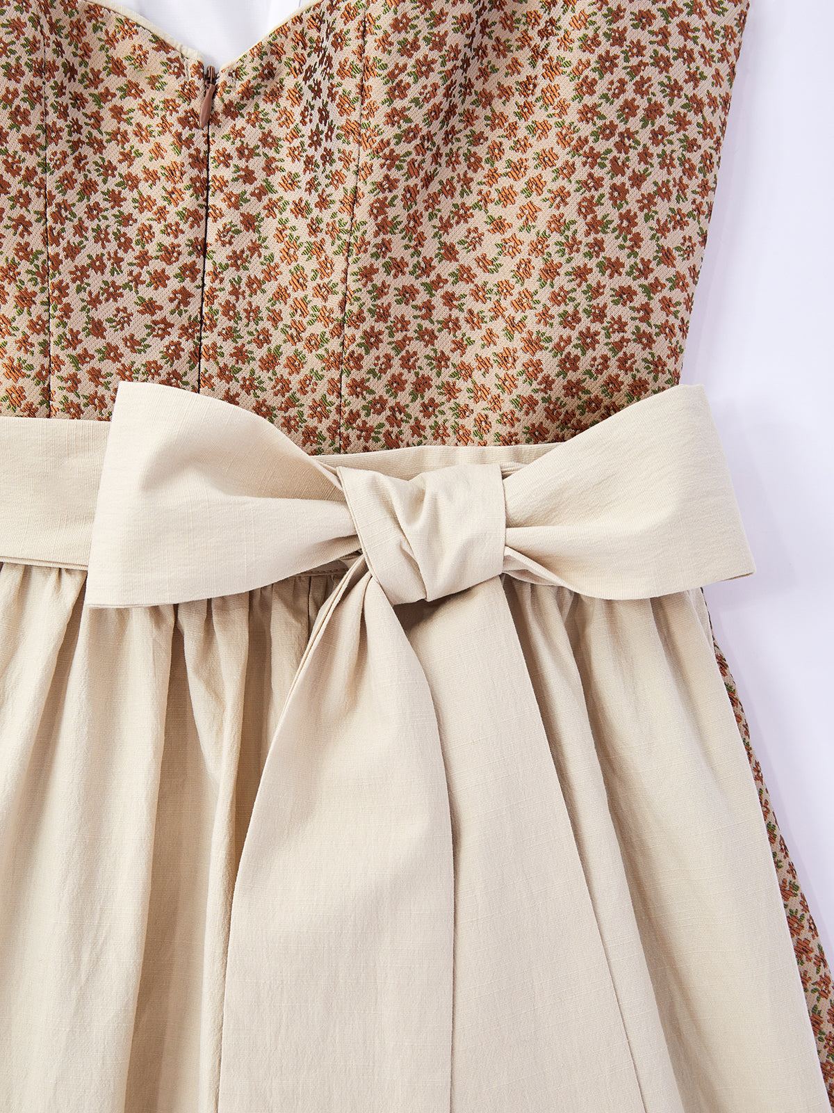 Gelb mit Herz-Ausschnittund Fein Dirndl