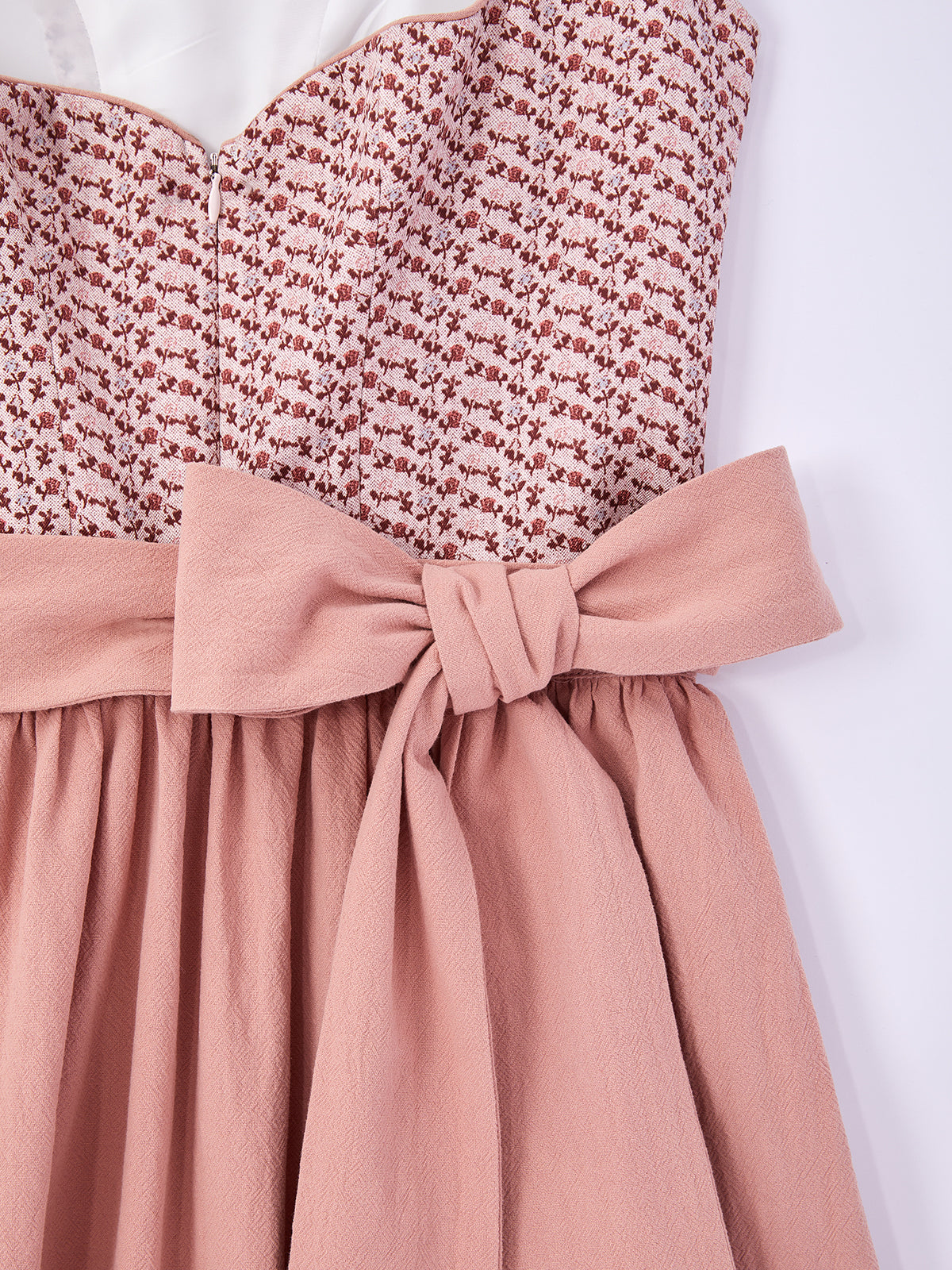 Rosa mit Herz-Ausschnitt und Traditionsbewusst Dirndl