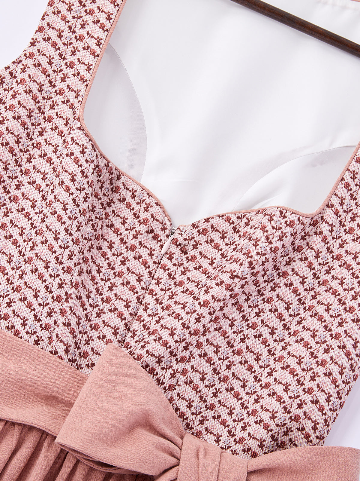 Rosa mit Herz-Ausschnitt und Traditionsbewusst Dirndl