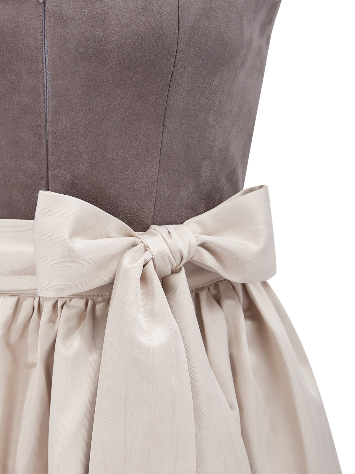 Grau mit Herz-Ausschnitt und Reich verziert Dirndl