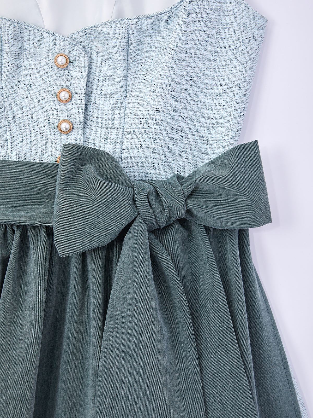 Grün mit Herz-Ausschnittund Detailverliebt Dirndl