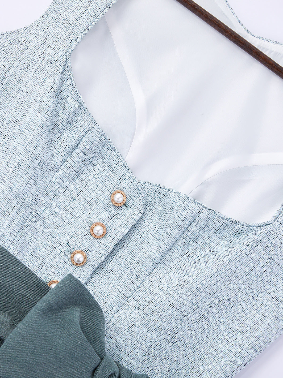 Grün mit Herz-Ausschnittund Detailverliebt Dirndl