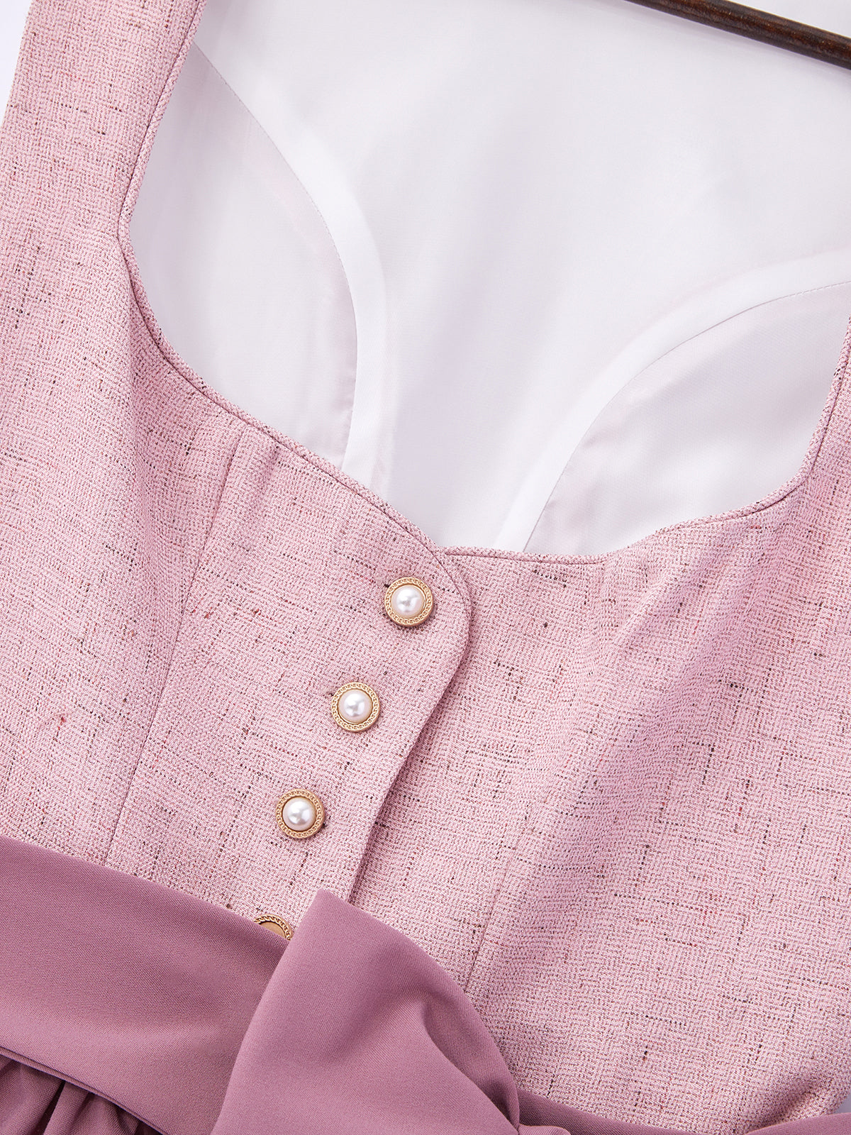 Rosa mit Herz-Ausschnitt und Detailverliebt Dirndl