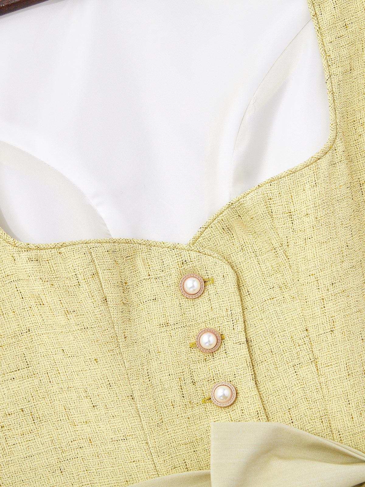 Gelb mit Herz-Ausschnittund Schick Dirndl