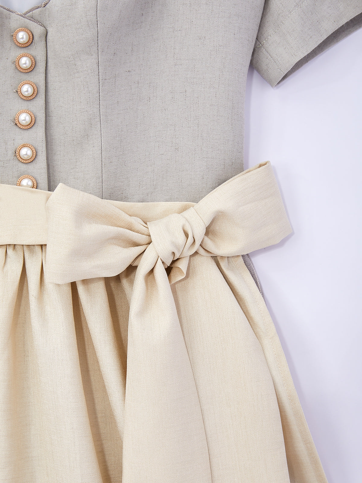 Grau mit Herz-Ausschnitt und Heimatverb unden Dirndl