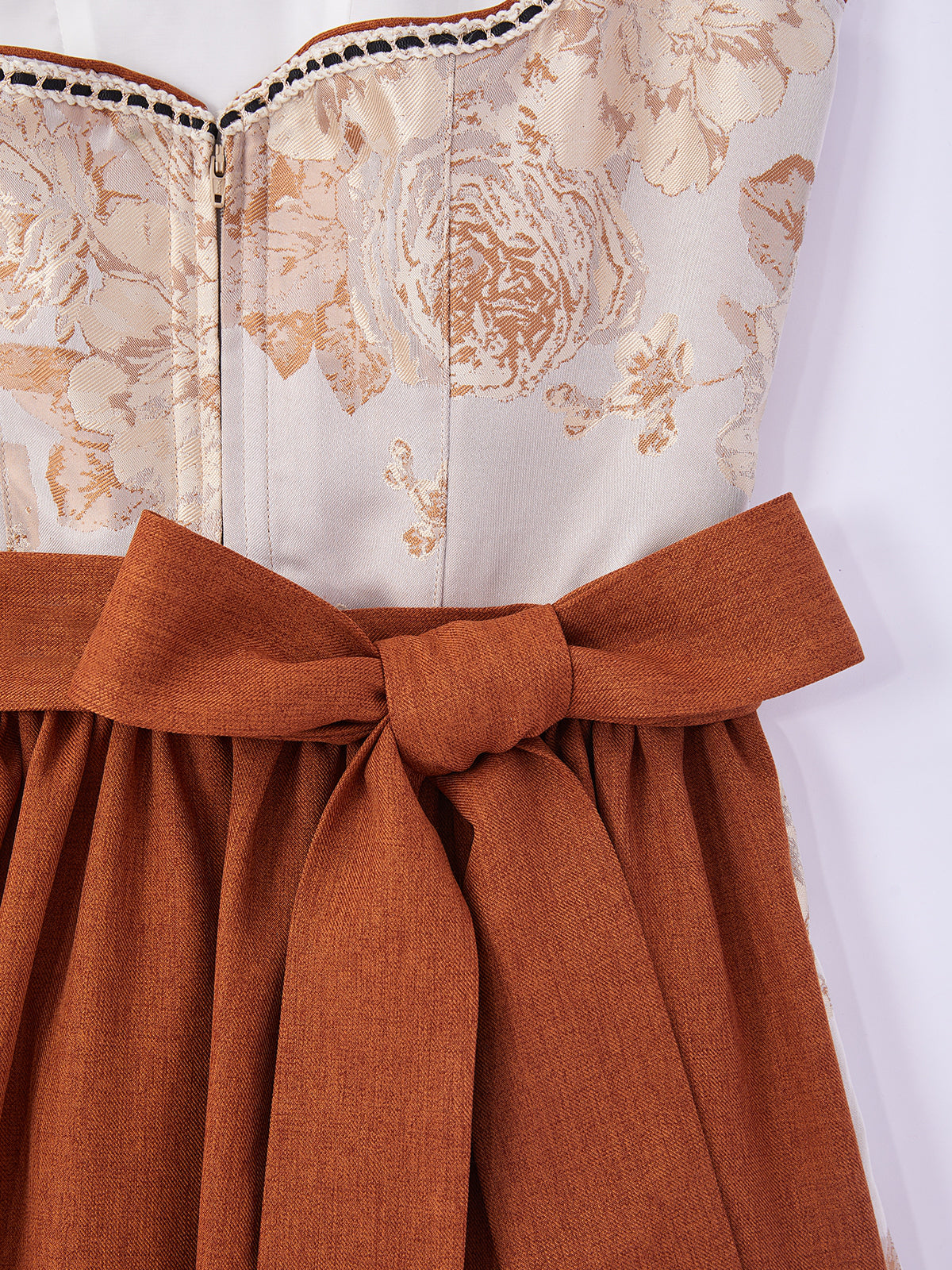 Braun mit Herz-Ausschnittund  Elegant Dirndl