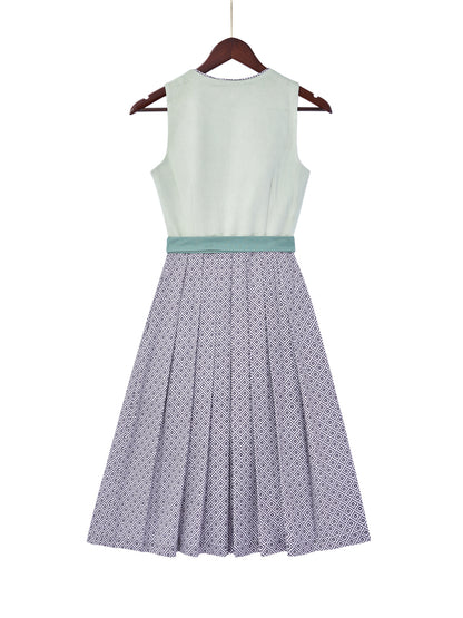 Grün mit Gerader Ausschnittund  Praktisch Dirndl