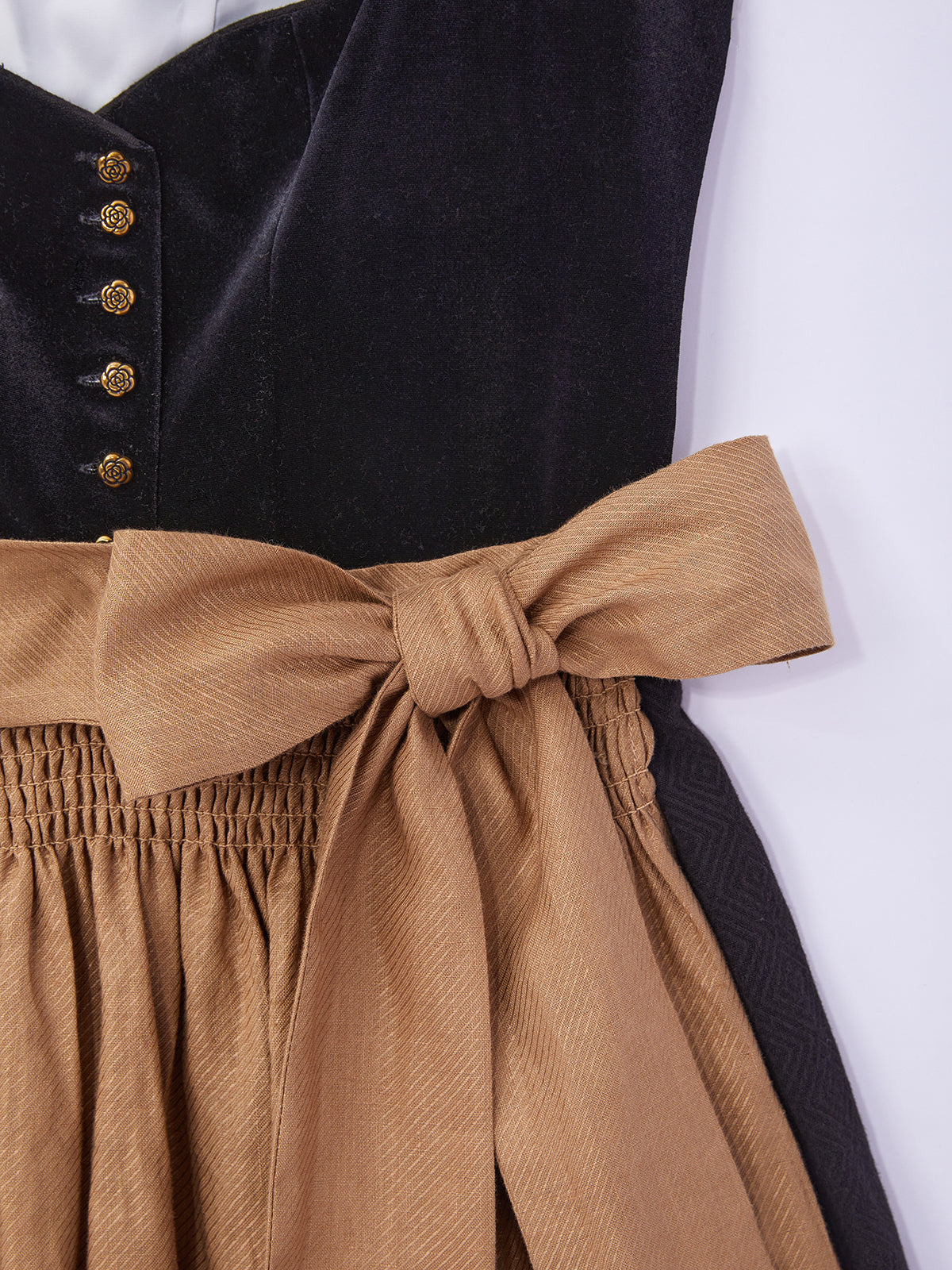 Schwarz mit Herz-Ausschnitt und Märchenhaft Dirndl