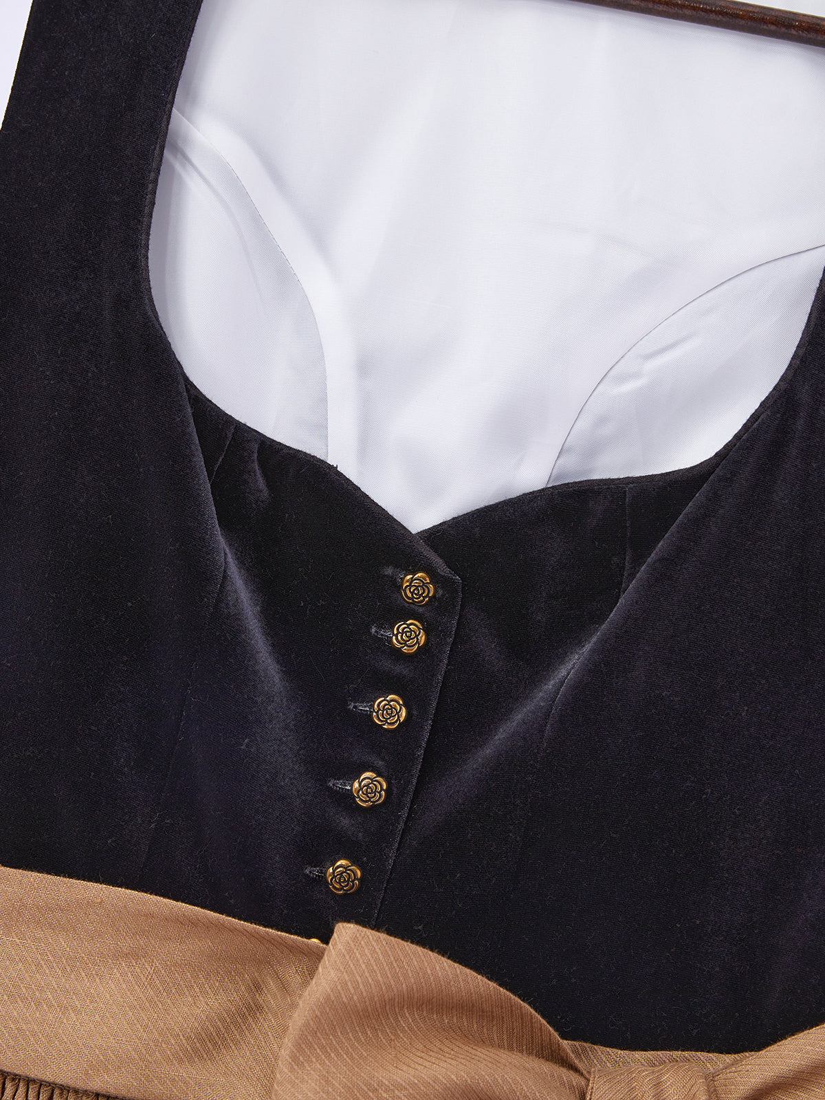 Schwarz mit Herz-Ausschnitt und Märchenhaft Dirndl