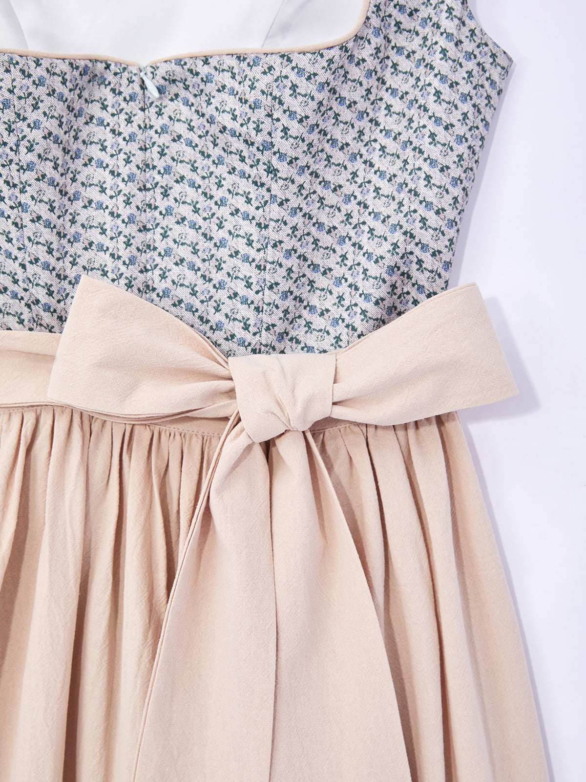 Blau mit Herz-Ausschnittund  Raffiniert Dirndl