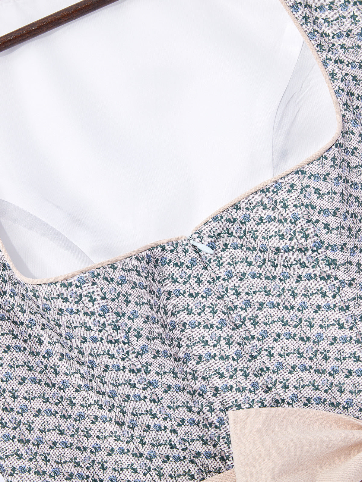 Blau mit Herz-Ausschnittund  Raffiniert Dirndl