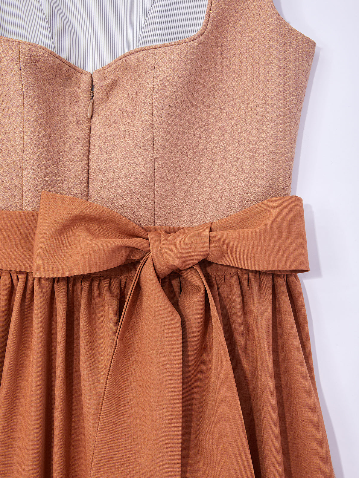 Braun mit Herz-Ausschnittund  Zeitlos Dirndl