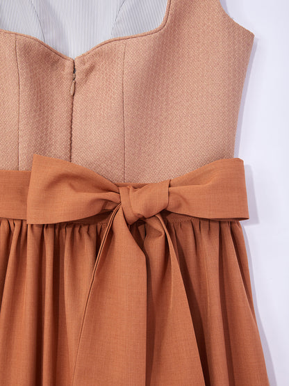 Braun mit Herz-Ausschnittund  Zeitlos Dirndl