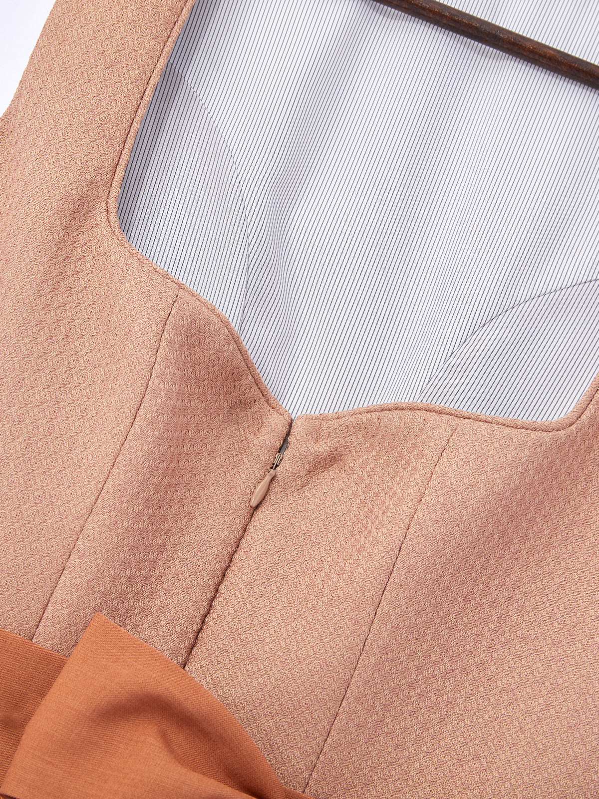 Braun mit Herz-Ausschnittund  Zeitlos Dirndl