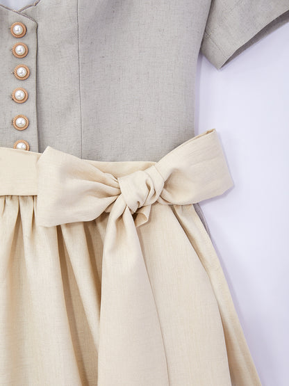 Grau mit Herz-Ausschnitt und Heimatverb unden Dirndl