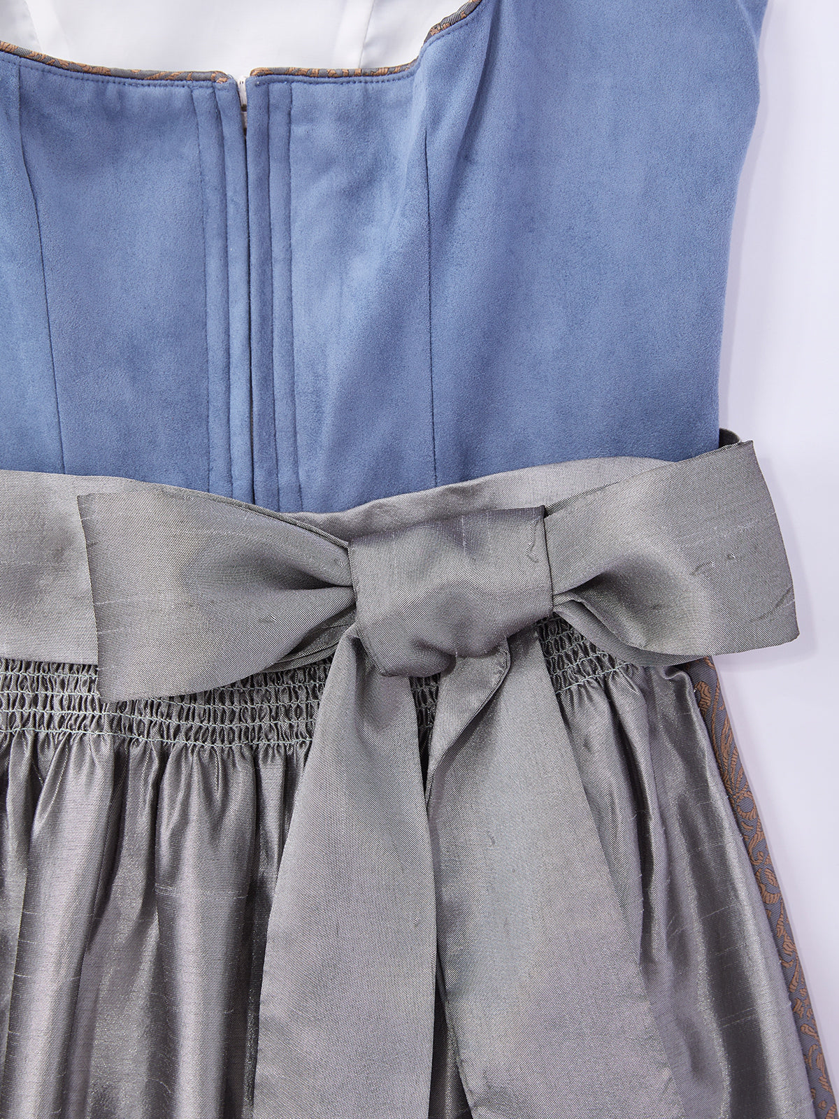 Blau mit Herz-Ausschnittund  Stilgerecht Dirndl